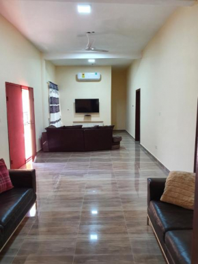 SUPERIOR APARTMENT, 2 MASTER ENSUITE BEDROOMS, WIFI, LARGE LIVING ROOM, 3 BATHS, 3 TOILETS, HOT WATER, AIR CONDITION, 24 hr SECURITY, BIG KITCHEN, DETACHED BUILDING, 20 MINUTES KOTOKA AIRPORT ACCRA, R